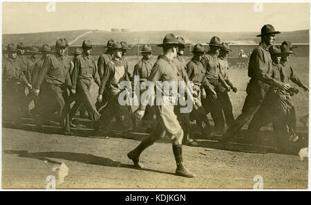 Reihen von Soldaten marschieren in einer Linie entlang einem Feldweg Stockfoto