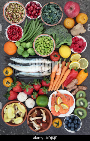 Gesunde Lebensmittel für Konzept mit super Essen von Sardinen, crevettes, Obst, Gemüse, Kräutern und Gewürzen. Nahrungsmittel im anhocyanins und Antioxidantien. Stockfoto