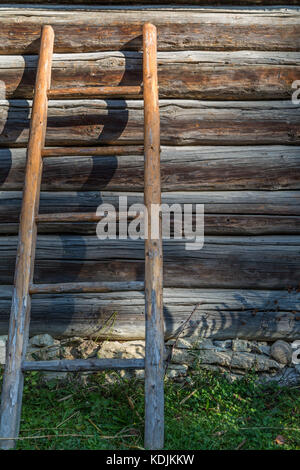 Holzleiter auf alte hölzerne Wand Stockfoto