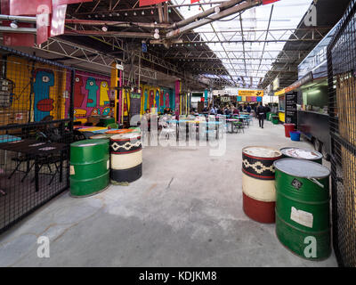 Block Shoreditch Food Court Street Food Markt in Shoreditch High St in modischen Shoreditch East London Stockfoto