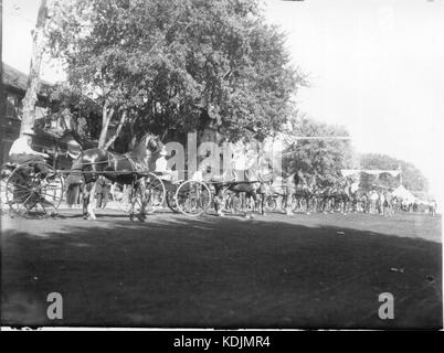 Dieses Foto aus dem Jahr 1914 zeigt Pferdewagen, die auf der Oxford Street Fair aufgereiht wurden und ein beliebtes Verkehrsmittel der damaligen Zeit darstellen. Das Bild spiegelt das Leben des frühen 20. Jahrhunderts und die Rolle von Pferdefahrzeugen im Alltag wider. Stockfoto