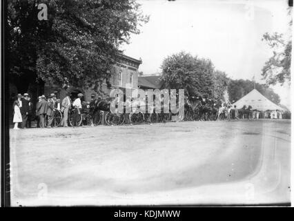 Das Bild zeigt Pferde und Buggys, die 1912 auf der Oxford Street Fair aufgereiht wurden, und zeigt eine typische Szene aus Messen und Transportmitteln des frühen 20. Jahrhunderts. Stockfoto