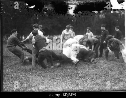 Pile Up an der Miami Universität Neuling sophomore Contest 1923 (3191621584) Stockfoto