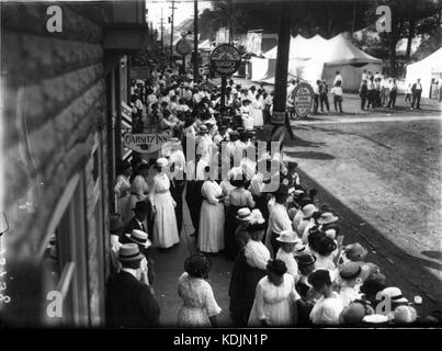 Dieses Foto von der Oxford Street Fair im Jahr 1915 zeigt Zuschauer, die die Veranstaltung genießen. Die Messe war ein bedeutendes geselliges Treffen im London des frühen 20. Jahrhunderts, das die pulsierende Straßenkultur und das Gemeinschaftsleben der Stadt widerspiegelte. Stockfoto