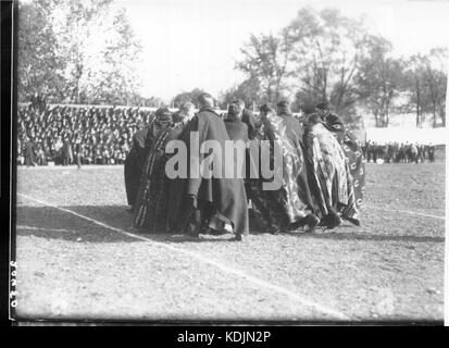 Männer in Native American decken in Miami Ohio Wesleyan Fußballspiel 1921 (3190718447) Stockfoto