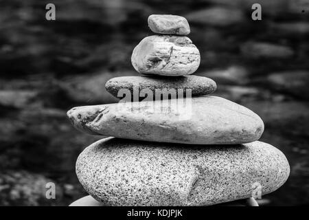 Ein schwarz-weiß Bild von einer gut ausgewogenen rock Cairn. Stockfoto