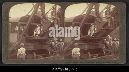 Ein historisches Schwarzweiß-Foto zeigt Präsident Franklin D. Roosevelt, der während seines Besuchs auf einer Baustelle eine amerikanische Dampfschaufel bedient. Dieses Bild spiegelt die aktive Beteiligung von Roosevelt an Infrastrukturprojekten wider, insbesondere im Kontext von New Deal-Programmen. Stockfoto