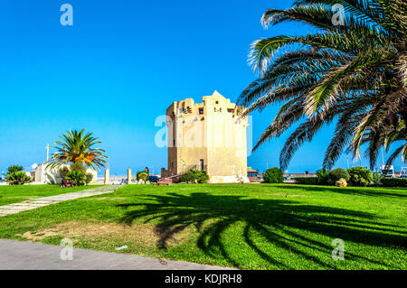 Ansicht der aragonesischen Turm in Porto Torres Hafen an einem sonnigen Tag - Sardinien Stockfoto