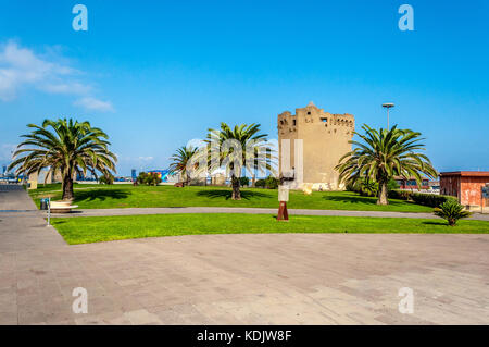 Ansicht der aragonesischen Turm in Porto Torres Hafen an einem sonnigen Tag - Sardinien Stockfoto