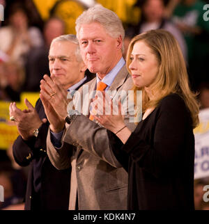 General Wesley Clark, Präsident Bill Clinton und Chelsea Clinton picturierten auf einer Hillary Clintons Unterstützer-Kundgebung an der Greenspun Middle School in Henderson, Nevada, 18. Januar 2008. © Kabik / MediaPunch Stockfoto