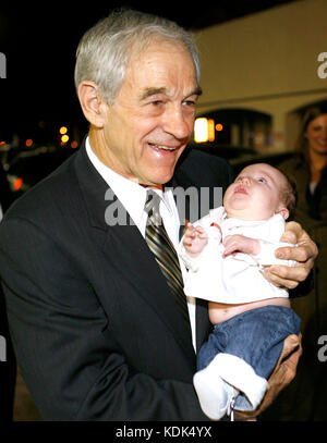 Der kongressabgeordnete Ron Paul dargestellt bei Peter Piper Pizza in Las Vegas, Nevada, 15. Januar, 2008. © kabik / MediaPunch Stockfoto