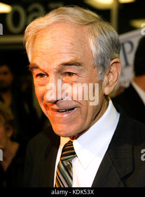 Der kongressabgeordnete Ron Paul dargestellt bei Peter Piper Pizza in Las Vegas, Nevada, 15. Januar, 2008. © kabik / MediaPunch Stockfoto