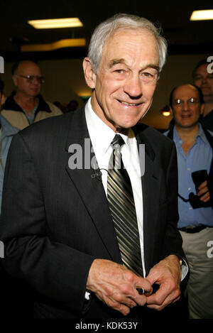 Der kongressabgeordnete Ron Paul dargestellt bei Peter Piper Pizza in Las Vegas, Nevada, 15. Januar, 2008. © kabik / MediaPunch Stockfoto