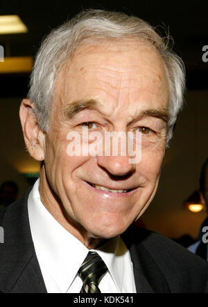 Der kongressabgeordnete Ron Paul dargestellt bei Peter Piper Pizza in Las Vegas, Nevada, 15. Januar, 2008. © kabik / MediaPunch Stockfoto