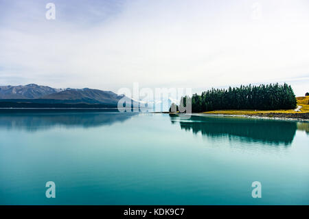 Tekapo, Canterbury • Neuseeland zwei große eiszeitliche Seen liegen im zentralen Teil der südlichen Alpen: pūkaki (lef Stockfoto