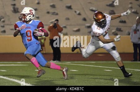 Albuquerque, New Mexico, USA. 13 Okt, 2017. 101317. Sandia's High School wide receiver Marcus Gutierrez, Links weicht Eldorado von Collin McWethy, während des Spiels am Wilson Stadium gespielt. Am Freitag, den 13. Oktober 2017 fotografiert. Adolphe Pierre-Louis/Journal. Credit: Adolphe Pierre-Louis/Albuquerque Journal/ZUMA Draht/Alamy leben Nachrichten Stockfoto