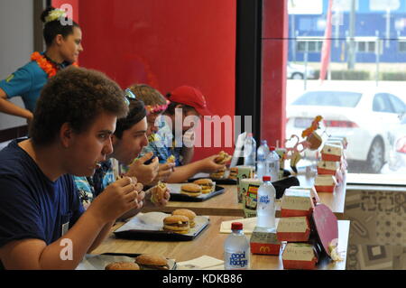 Townsville, Australien. 14. Oktober, 2017. big Mac essen Contest, mchappy Tag bei Mcdonalds, Townsville, Queensland, Australien, 14/10/17 Quelle: penglase - Fortunato/alamy leben Nachrichten Stockfoto