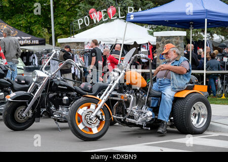 Hafen Dover, Ontario, Kanada, 13. Oktober 2017. Tausende von Motorradfahrern aus ganz Kanada und den Vereinigten Staaten erhalten Sie zusammen für den Freitag, 13. Motorrad Rallye, jeden Freitag den 13. im Hafen von Dover, Ontario, Kanada, seit 1981 statt. Die Veranstaltung ist eine der größten single - Tag Motorrad Ereignisse in der Welt. Das milde Wetter beigetragen, die für eine große Anzahl der Biker und Schaulustige, mit Hunderten von custom motorräder, Anbieter, live Musik und interessante Menschen zu sehen. Im mittleren Alter Mann schläft auf dem Sattel eines orange Harley Davidson Trike/Dreirad. Credit: Rubens Alarcon/Alamy leben Nachrichten Stockfoto