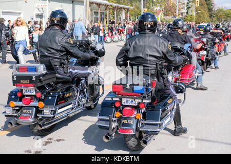 Hafen Dover, Ontario, Kanada, 13. Oktober 2017. Tausende von Motorradfahrern aus ganz Kanada und die USA gemeinsam für den Freitag, 13. Motorrad Rallye erhalten, findet jeden Freitag den 13. im Hafen von Dover, Ontario, Kanada, seit 1981. Die Veranstaltung ist eine der größten single - Tag Motorrad Ereignisse in der Welt. Dieses Jahr, das milde Wetter beigetragen, die für eine große Anzahl der Biker und Schaulustige, mit Hunderten von custom motorräder, Anbieter, live Musik und interessante Menschen zu sehen. Ontario Provincial Police (OPP) Polizisten auf Motorrädern patrouillieren Hauptstraße. Credit: Rubens Alarcon/Alamy leben Nachrichten Stockfoto