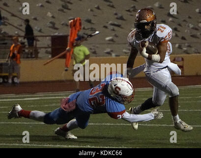 Albuquerque, New Mexico, USA. 13 Okt, 2017. 101317. Sandia's High School Chris Grayson, links versucht Eldorado läuft zurück Richard Gallegos, während das Spiel in den Griff am Wilson Stadium gespielt. Am Freitag, den 13. Oktober 2017 fotografiert. Adolphe Pierre-Louis/Journal. Credit: Adolphe Pierre-Louis/Albuquerque Journal/ZUMA Draht/Alamy leben Nachrichten Stockfoto