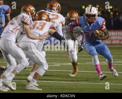 Albuquerque, New Mexico, USA. 13 Okt, 2017. 101317. Sandia High School's zurück läuft Dennis Hayden, rechts versucht eine Öffnung während des Spiels gegen Eldorado am Wilson Stadium gespielt zu finden. Am Freitag, den 13. Oktober 2017 fotografiert. Adolphe Pierre-Louis/Journal. Credit: Adolphe Pierre-Louis/Albuquerque Journal/ZUMA Draht/Alamy leben Nachrichten Stockfoto