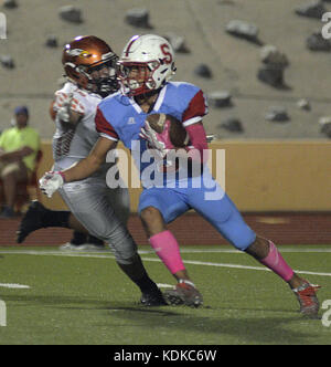 Albuquerque, New Mexico, USA. 13 Okt, 2017. 101317. Sandia's High School wide receiver Marcus Gutierrez, rechts, weicht Eldorado von Collin McWethy, während des Spiels am Wilson Stadium gespielt. Am Freitag, den 13. Oktober 2017 fotografiert. Adolphe Pierre-Louis/Journal. Credit: Adolphe Pierre-Louis/Albuquerque Journal/ZUMA Draht/Alamy leben Nachrichten Stockfoto