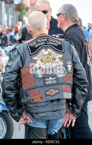 Hafen Dover, Ontario, Kanada, 13. Oktober 2017. Tausende von Motorradfahrern aus ganz Kanada und die USA gemeinsam für den Freitag, 13. Motorrad Rallye erhalten, findet jeden Freitag den 13. im Hafen von Dover, Ontario, Kanada, seit 1981. Die Veranstaltung ist eine der größten single - Tag Motorrad Ereignisse in der Welt. Das milde Wetter beigetragen, die für eine große Anzahl der Biker und Schaulustige, mit Hunderten von custom motorräder, Anbieter, live Musik und interessante Menschen zu sehen. Zurück Harley Davidson männlich Enthusiast leder jacke mit Patches und Abzeichen geschmückt. Credit: Rubens Alarcon/Alamy leben Nachrichten Stockfoto