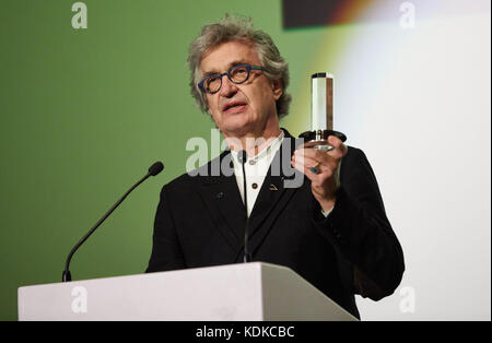 Hamburg, Deutschland. Oktober 2017. Der deutsche Filmregisseur Wim Wenders hält seine Trophäe in den Händen, während er nach der Verleihung des Douglas Sirk Preises auf den Hamburger Filmfestspielen am 13. Oktober 2017 auf der Bühne steht. Quelle: Georg Wendt/dpa/Alamy Live News Stockfoto