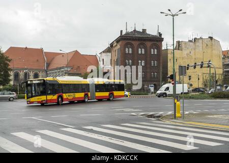 Posen, Wielkopolska, Polen. Oktober 2017. 12. Oktober 2017 - Posen, Polen - Tests eines modernen, emissionsfreien Elektrobusses. Quelle: Dawid Tatarkiewicz/ZUMA Wire/Alamy Live News Stockfoto