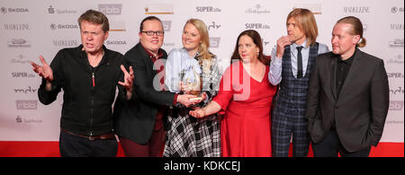 Leipzig, Deutschland. Oktober 2017. Die Mitglieder der Kelly-Familie (L-R) Jimmy, Angelo, Patricia, Kathy, John Michael und Joey präsentieren gemeinsam ihre Auszeichnung nach der 23. Ausgabe der Medienpreisausstellung Goldene Henne (Golden Hen) in Leipzig, Deutschland, 13. Oktober 2017. Quelle: Jan Woitas/dpa-Zentralbild/dpa/Alamy Live News Stockfoto