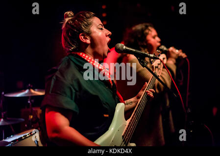 Edinburgh, Großbritannien. 13 Okt, 2017. Die Innenstadt von Jungen an Sneaky Pete's, Edinburgh, Schottland am Fr., 14. Oktober 2017. Quelle: Andy Catlin/alamy leben Nachrichten Stockfoto