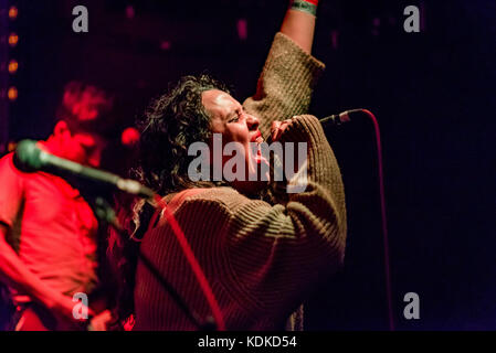 Edinburgh, Großbritannien. 13 Okt, 2017. Die Innenstadt von Jungen an Sneaky Pete's, Edinburgh, Schottland am Fr., 14. Oktober 2017. Quelle: Andy Catlin/alamy leben Nachrichten Stockfoto