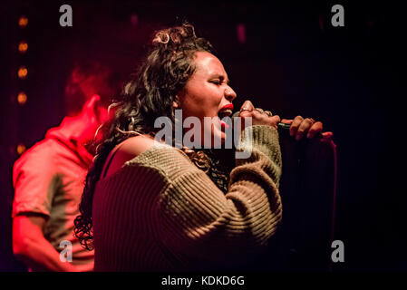 Edinburgh, Großbritannien. 13 Okt, 2017. Die Innenstadt von Jungen an Sneaky Pete's, Edinburgh, Schottland am Fr., 14. Oktober 2017. Quelle: Andy Catlin/alamy leben Nachrichten Stockfoto