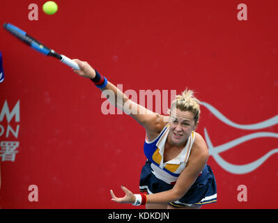 Hongkong, China. Oktober 2017. Die Russin Anastasia Pawlyuchenkova trifft im Halbfinalspiel gegen den Chinesen Wang Qiang bei den WTA Hong Kong Tennis Open 2017 in Hongkong, Südchina, 14. Oktober 2017. Quelle: Lo Ping Fai/Xinhua/Alamy Live News Stockfoto