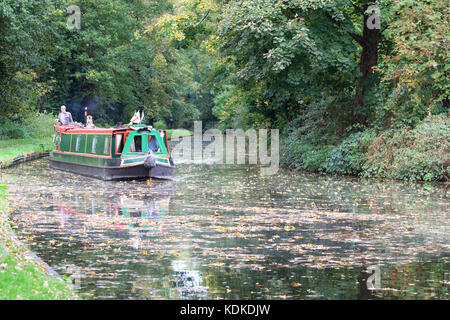 Stourton Junction, Stewponey, Stourton, West Midlands, UK. 14. Oktober, 2017. Herbst Wetter als Kanal Boot geht unter den Herbst Laub auf der Staffordshire und Worcester Canal an Stewponey in der Nähe von Stourton in den West Midlands. Stockfoto