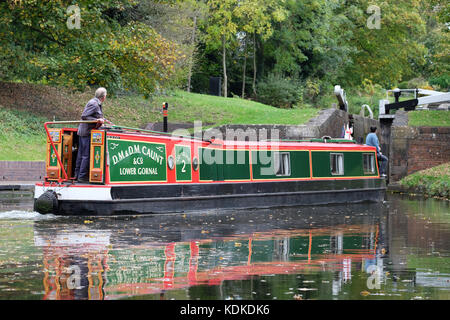 Stourton Junction, Stewponey, Stourton, West Midlands, UK. 14. Oktober, 2017. Herbst Wetter als Kanal Boot geht unter den Herbst Laub auf der Staffordshire und Worcester Canal an Stewponey in der Nähe von Stourton in den West Midlands. Stockfoto