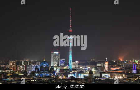 Berlin, Deutschland. Oktober 2017. Der Fernsehturm ragt hoch in den nächtlichen Himmel über Berlin, Deutschland, 13. Oktober 2017. Quelle: Paul Zinken/dpa/Alamy Live News Stockfoto