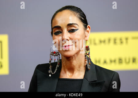 Hamburg, Deutschland. Oktober 2017. Shirin Neshat, Künstlerin, Filmemacherin, Fotografin, kommt zur Preisverleihung zu Ehren des Filmregisseurs Wim Wenders und zur Premiere seines Thrillers „Submergence“ im Rahmen des Filmfestivals in Hamburg am 13. Oktober 2017. Quelle: Georg Wendt/dpa/Alamy Live News Stockfoto