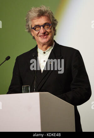 Hamburg, Deutschland. Oktober 2017. Filmregisseur Wim Wenders sprach nach der Verleihung des Douglas-Sirk-Preises im Hamburger Cinemaxx am 13. Oktober 2017. Quelle: Georg Wendt/dpa/Alamy Live News Stockfoto