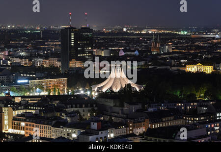 Berlin, Deutschland. Oktober 2017. Das Dach des Tempodroms ist abends hell beleuchtet, im Hintergrund ist der Postbankturm in Berlin, Deutschland, 13. Oktober 2017 zu sehen. Quelle: Paul Zinken/dpa/Alamy Live News Stockfoto