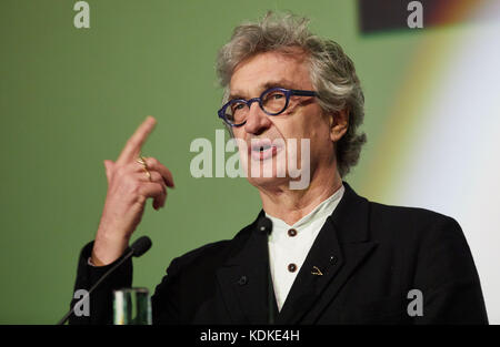 Hamburg, Deutschland. Oktober 2017. Filmregisseur Wim Wenders sprach nach der Verleihung des Douglas-Sirk-Preises im Hamburger Cinemaxx am 13. Oktober 2017. Quelle: Georg Wendt/dpa/Alamy Live News Stockfoto