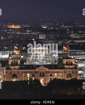 Berlin, Deutschland. Oktober 2017. Die Kuppel auf dem Dach des Deutschen Reichstags wird abends in Berlin, Deutschland, 13. Oktober 2017, hell beleuchtet. Quelle: Paul Zinken/dpa/Alamy Live News Stockfoto