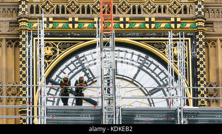 Westminster. London, UK. 14 Okt, 2017. das Zifferblatt der Elizabeth Tower, allgemein bekannt als Big Ben, von Gerüsten für die laufenden Renovierungsarbeiten an den Turm und die Häuser des Parlaments abgedeckt ist, im Zentrum von London. Das Projekt rund vier Jahre dauern wird bei geschätzten Kosten von € 61 Mio. abzuschließen. Credit: dinendra Haria/alamy leben Nachrichten Stockfoto