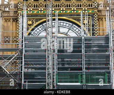 Westminster. London, UK. 14 Okt, 2017. das Zifferblatt der Elizabeth Tower, allgemein bekannt als Big Ben, von Gerüsten für die laufenden Renovierungsarbeiten an den Turm und die Häuser des Parlaments abgedeckt ist, im Zentrum von London. Das Projekt rund vier Jahre dauern wird bei geschätzten Kosten von € 61 Mio. abzuschließen. Credit: dinendra Haria/alamy leben Nachrichten Stockfoto