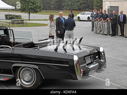 Ein nicht identifizierter Agent des US-Geheimdienstes spricht mit US-Präsident Donald J. Trump und First Lady Melania Trump, während sie am Freitag, den 13. Oktober 2017, das James J. Rowley Training Center des US-Geheimdienstes in Beltsville, Maryland, besichtigen. Im Vordergrund steht das Auto, mit dem der damalige US-Präsident Ronald Reagan am 22. Oktober 1983 von einem Golfplatz in Augusta, Georgia, evakuiert wurde, als ein bewaffneter Mann durch das Tor des Golfplatzes stürzte und verlangte, mit dem Präsidenten zu sprechen. Kredit: Ron Sachs/Pool über CNP - KEIN KABELSERVICE · Foto: Ron Sachs/Consolidated News Photos/Ron Sachs - Stockfoto