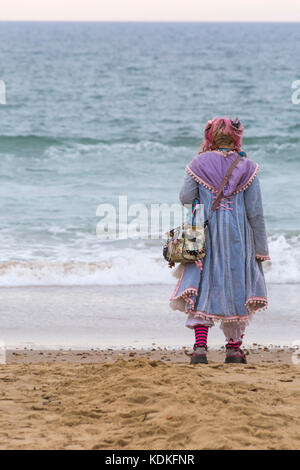 Bournemouth, Dorset, Großbritannien. 14 Okt, 2017. UK Wetter: bewölkt, aber warm am Strand von Bournemouth, als Besucher das Beste aus dem Wetter machen. Credit: Carolyn Jenkins/Alamy leben Nachrichten Stockfoto