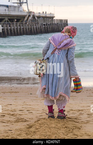 Bournemouth, Dorset, Großbritannien. 14 Okt, 2017. UK Wetter: bewölkt, aber warm am Strand von Bournemouth, als Besucher das Beste aus dem Wetter machen. Credit: Carolyn Jenkins/Alamy leben Nachrichten Stockfoto