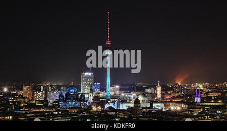 Berlin, Deutschland. Oktober 2017. Der Fernsehturm ragt hoch in den nächtlichen Himmel über Berlin, Deutschland, 13. Oktober 2017. Quelle: Paul Zinken/dpa/Alamy Live News Stockfoto