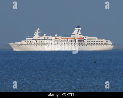 Sheerness, Kent, Großbritannien. Okt. 2017. Das Kreuzfahrtschiff Astor (176,25 m x 22,6 m) passiert Sheerness in warmen und sonnigen Bedingungen heute Morgen. Kredit: James Bell/Alamy Live News Stockfoto