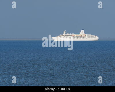 Sheerness, Kent, Großbritannien. Okt. 2017. Das Kreuzfahrtschiff Astor (176,25 m x 22,6 m) passiert Sheerness in warmen und sonnigen Bedingungen heute Morgen. Kredit: James Bell/Alamy Live News Stockfoto